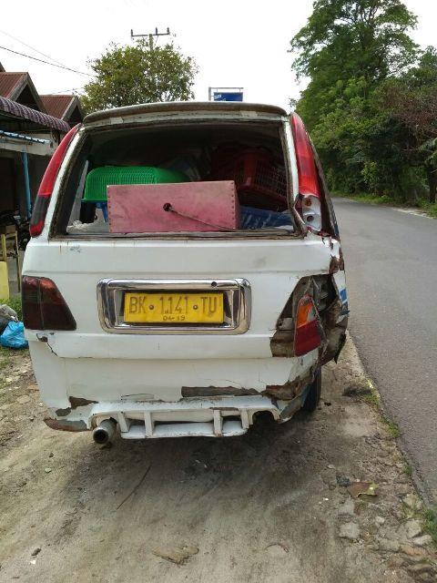 Kendarai Motor dengan Kencang, Eko Tabrak Angkot di Pematangsiantar