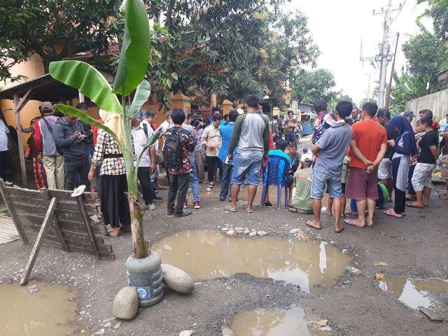 Warga Tanjung Morawa Blokir Jalan Rusak yang Tak Kunjung Diperbaiki Pemerintah