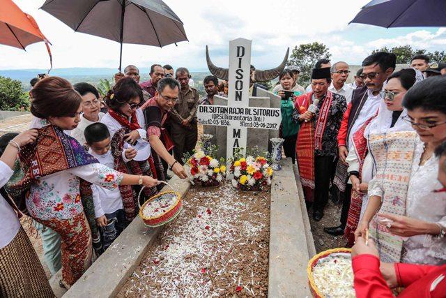 Jelang Penetapan KPU, Sihar Sitorus Ziarahi Makam Sang Ayah