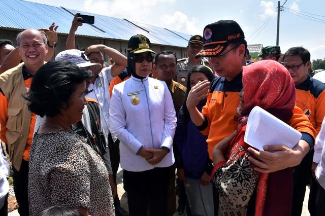Kepala BNPB dan Wagubsu Kunjungi Pengungsi Sinabung