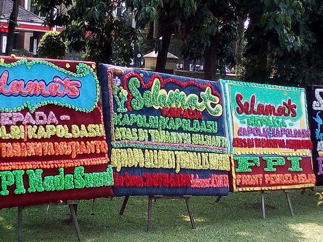Usai Penangkapan Mujianto, Polda Sumut Dibanjiri Papan Bunga