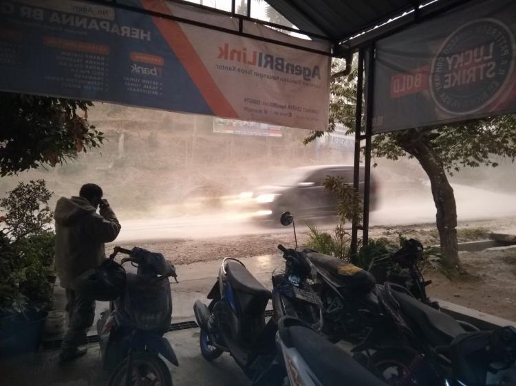 Kecamatan Munte Gelap Diselimuti Abu Akibat Erupsi Sinabung
