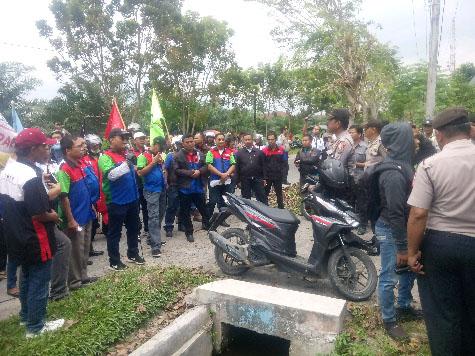 Seratusan Buruh Demo di Kantor KPU Deli Serdang
