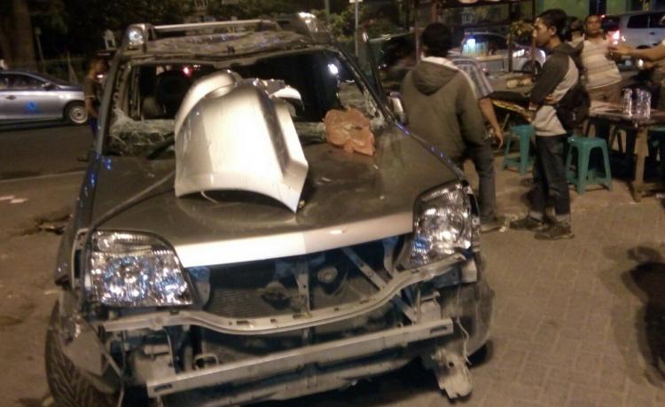 Berupaya Kabur Usai Menabrak, Pengemudi Mobil Nissan Dipukuli dan Mobilnya Dirusak