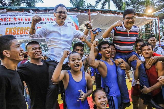 Jadi Rebutan Selfie, Djarot-Sihar Terkejut Diangkat Atlet Gulat