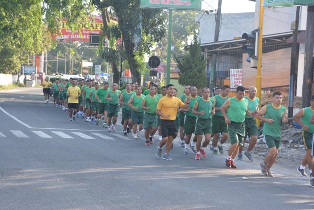 Prajurit Korem 022/Pantai Timur Berlari Keliling Kota Pematang Siantar