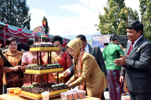 Wagubsu Hadiri Hari Jadi Samosir ke-XIV, Kepdes Terima Bantuan Sepeda Motor