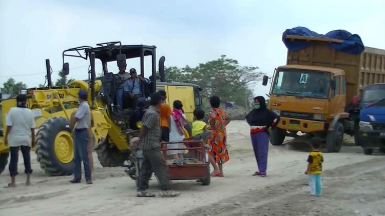 Warga Hadang Kendaraan yang Melintas di Area Proyek Pembangunan Jalan Tol Medan-Binjai