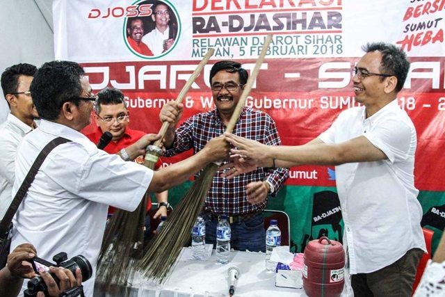 Sihar Sitorus: Dengan Sapu Ini, Mari Kita Bersihkan Sumut