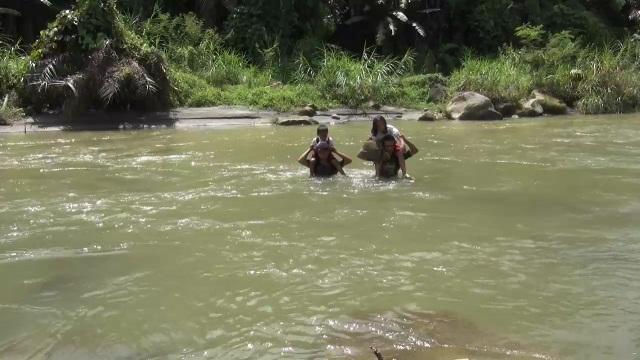 Antar Anak ke Sekolah, Warga di Desa Biru Biru Deli Serdang Harus Seberangi Sungai