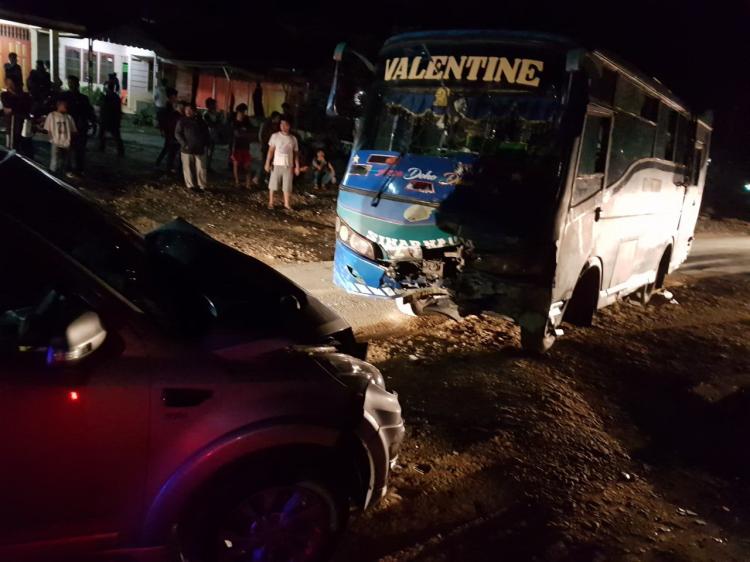 Bus Sinar Nauli dan Daihatsu Terios Bertabrakan di Huta Adian Padang, Simalungun
