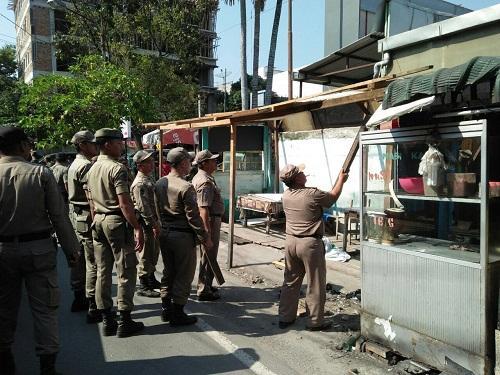 Pemko Medan Tertibkan Pedagang di Jalan Prambanan