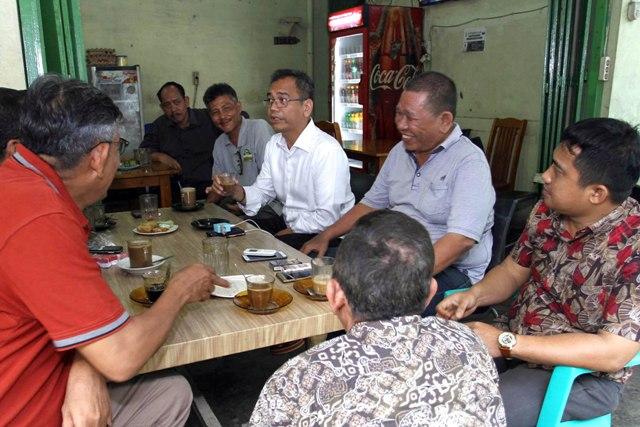 Sihar Sitorus Nongkrong di Warung Kopi Pool Bus PMTOH