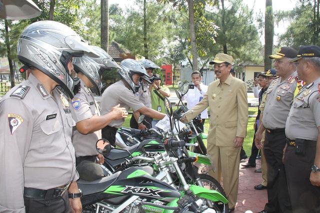 Tengku Erry Serahkan 500 Sepeda Motor untuk Bhabinkamtibmas