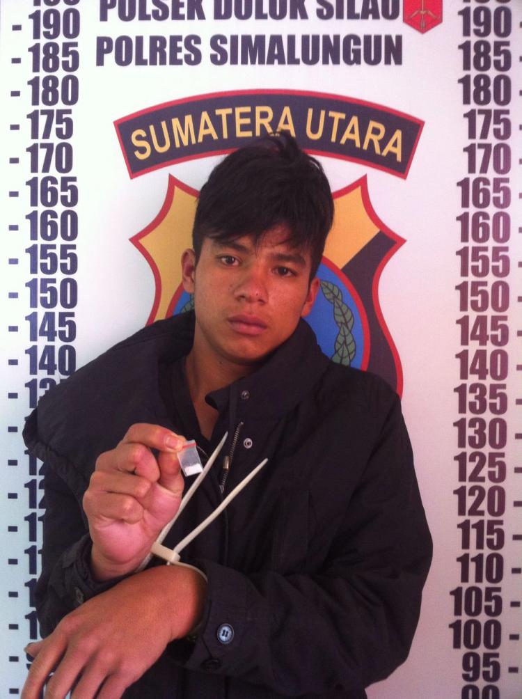 Miliki Sabu, Pria 20 tahun Ini Diangkut Polisi dari Pemakaman