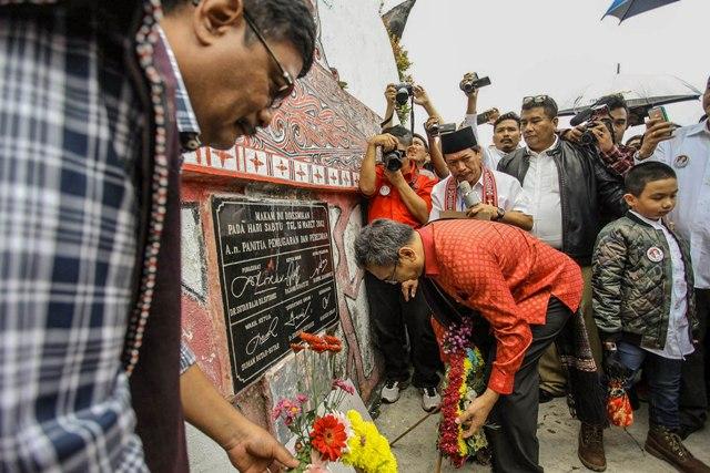 Djarot dan Sihar Ziarah ke Makam Leluhur Nairasaon di Tobasa