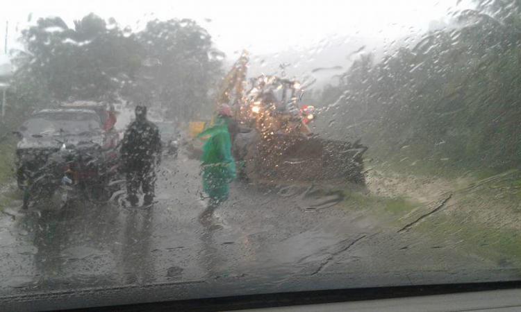 Jalan Trans Sulawesi Tertimbun Longsor, Jalur Ditutup