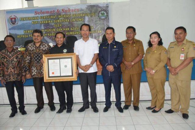 Kemenkumham RI Serahkan Sertifikat IG Kopi Arabika Sumatera Lintong ke Pemkab Humbahas