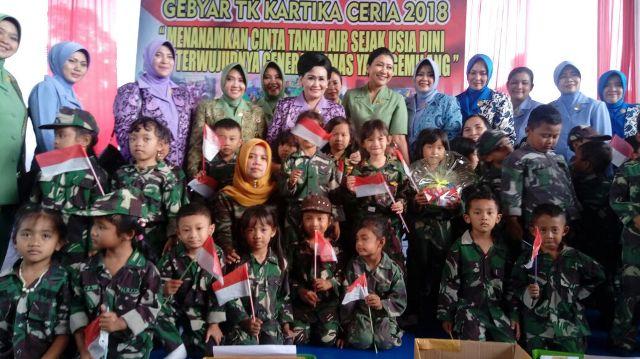 Ketum Dharma Pertiwi Tinjau Posyandu dan TK Kartika Ceria Pusdik Arhanud