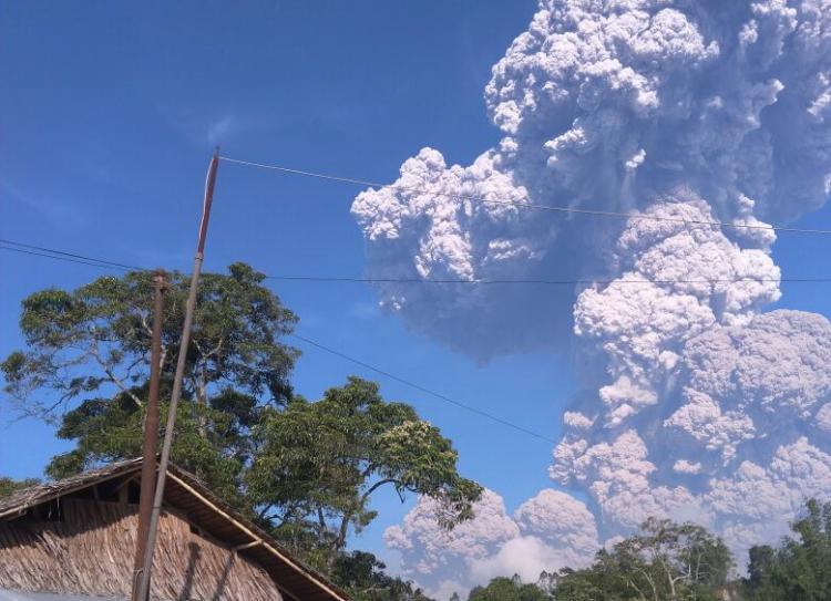 Gunung Sinabung Erupsi Disertai Suara Letusan