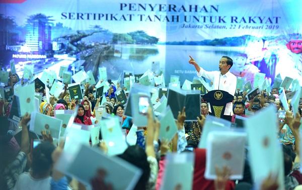 Presiden Jokowi: Silahkan Yang Ngomong Bagi-Bagi Sertifikat Enggak Ada Gunanya