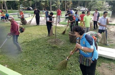 Koramil 04/Siantar Barat Dan Polsek  Gotong Royong Bantu Warga Siantar Cegah DBD