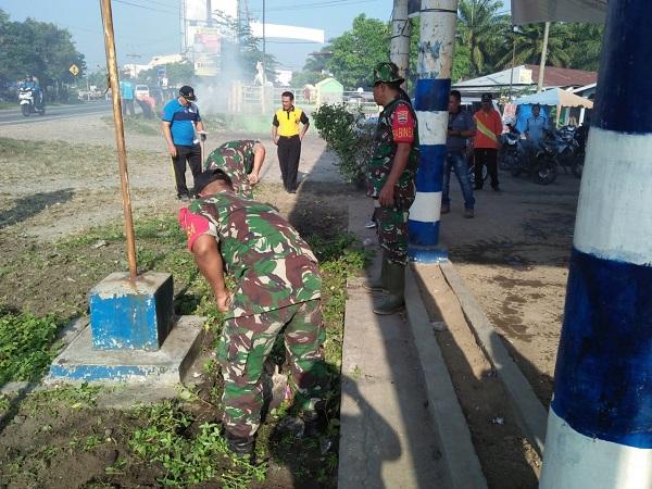 Wujudkan Lingkungan Bersih, Babinsa dan Bhabinkamtibmas Gelar Karya Bhakti di Sergai