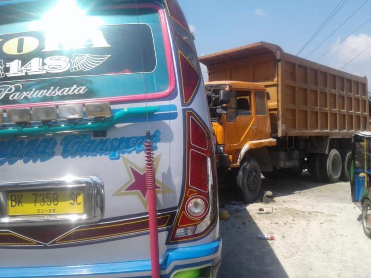 Dump Truk Hilang Kendali, Tiga Orang Luka-Luka Akibat Kecelakaan Beruntun di Pancurbatu