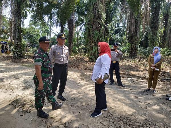 Danramil 06/Perdagangan dan Kapolsek Perdagangan Tinjau Lokasi Longsor di Simalungun