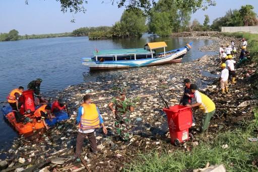 Dinas Kebersihan Bersihkan Danau Siombak dari Sampah