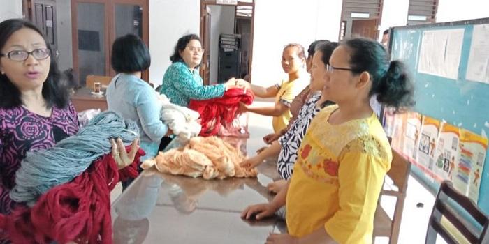 Dekranasda Tobasa Bantu Penenun Ulos