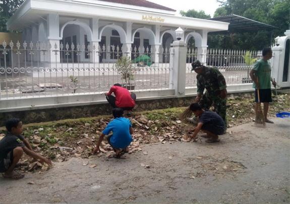 Bangun Kedekatan dengan Warga, Babinsa Bahorok Ikut Bersihkan Masjid