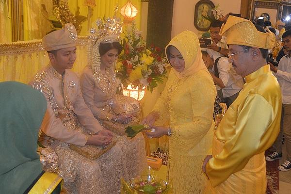 Meriahnya Prosesi Adat Melayu Pernikahan Anak Mantan Gubsu dengan Miss Grand Internasional 2016 di Istana Maimun