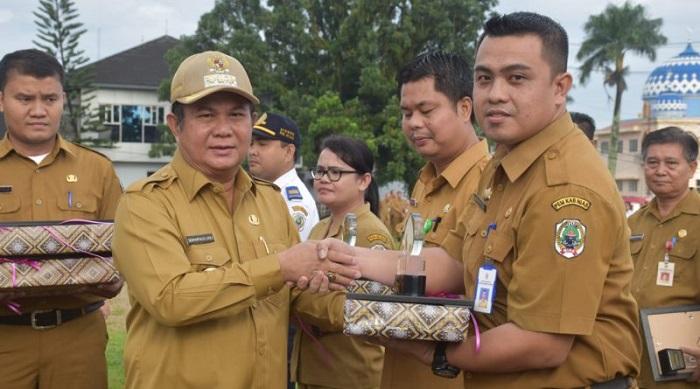 Bupati Nias Beri Penghargaan kepada PNS Terbaik dan Perangkat Daerah Berkinerja