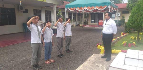 Kasih Sayang, Empat Siswa SMK Berdikari Dihukum Hormat, Nyanyi dan Ucapkan Perkalian di Polsek Perdagangan