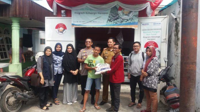 Kapolsek Medan Area Tinjau Penyaluran Bansos