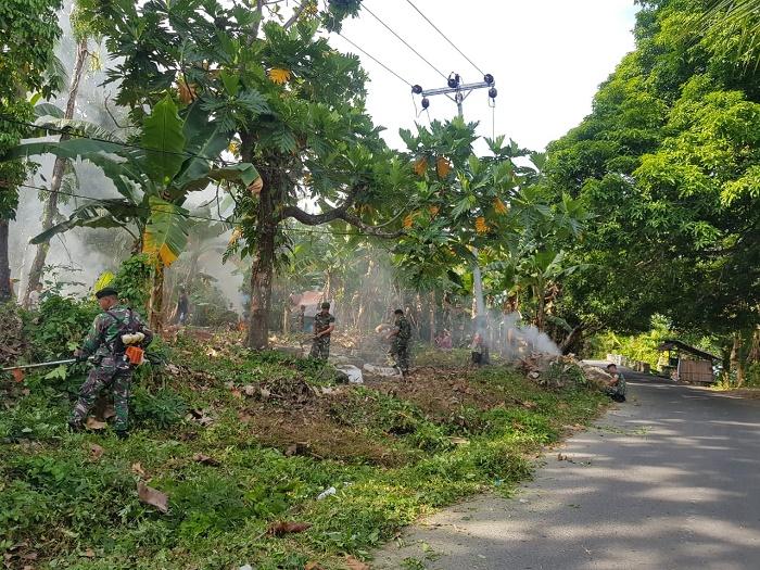 Satgas Pamrahwan Maluku Yonif 136 Bersihkan TPU di Desa Negeri Lima