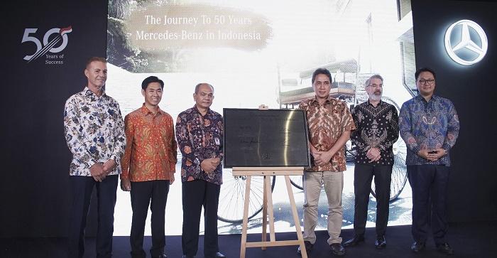 Mercedes-Benz di Indonesia Serahkan Donasi Replika Benz Patent-Motorwagen ke Museum Nasional Indonesia