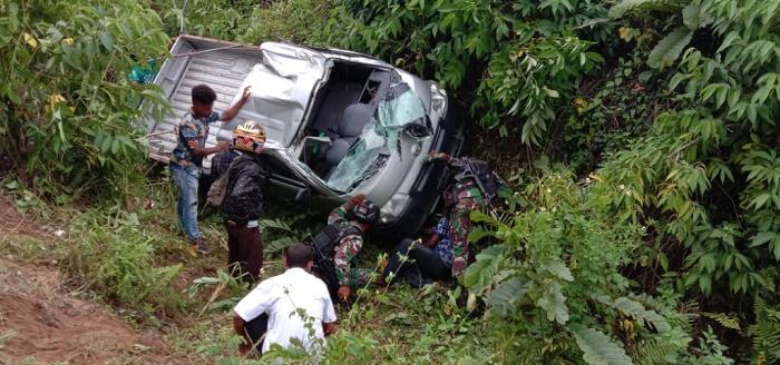Mobil Masuk ke Jurang, Satgas Yonif 754 Bantu Evakuasi 17 Korban