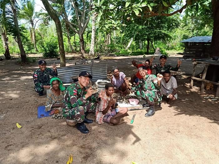 Warga Kampung Kondo Mengolah Kemiri Bersama Prajurit TNI Penjaga Perbatasan