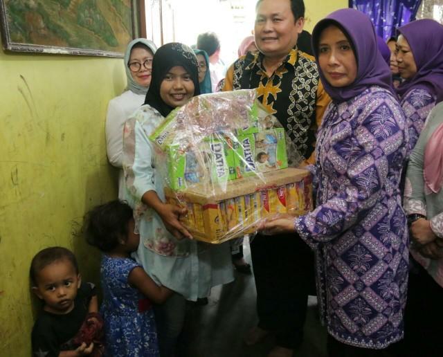 Plt Ketua TP PKK Kota Medan Berikan Bingkisan untuk Balita Stunting di Kelurahan Tegal Sari III