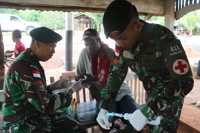 Yonif 411 Kostrad Rawat Warga Papua Nugini yang Terkena Benda Tajam