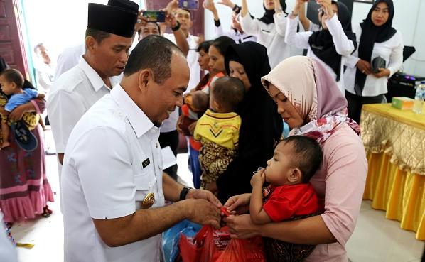 Bupati Labuhanbatu Serahkan Bantuan Penanggulangan Gizi Buruk/Kurang Gizi untuk 50 Orang Anak Balita