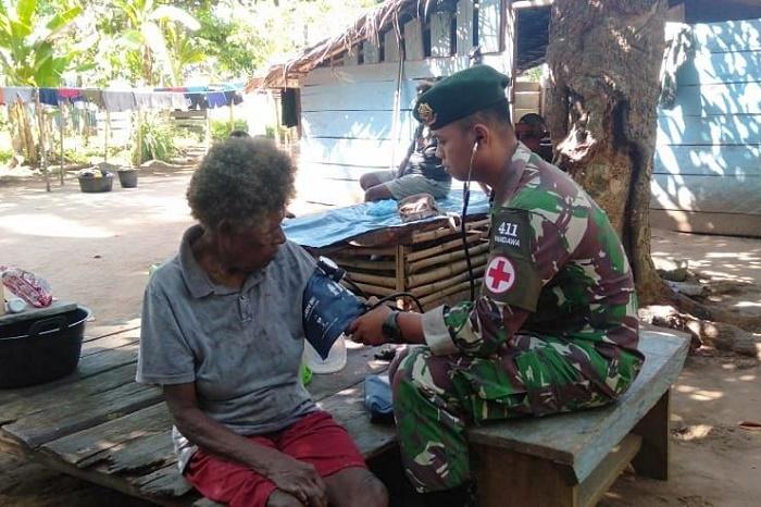 Prajurit TNI Layani Pengobatan Keliling di Kampung Toray Papua