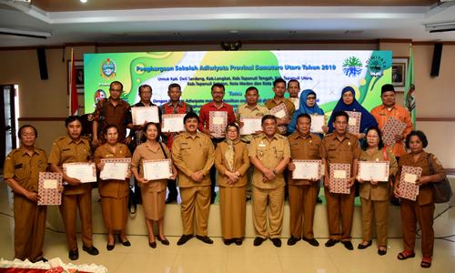 Sekdaprov Sabrina Serahkan Penghargaan Adiwiyata kepada 145 Sekolah di Sumut