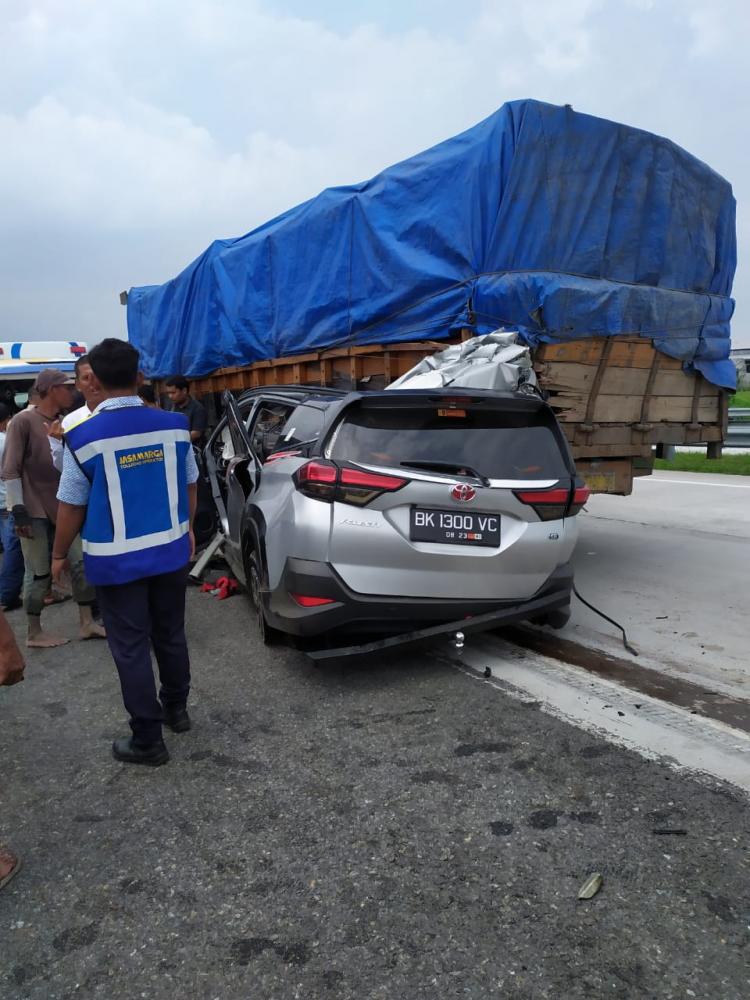 Tabrak Truk di Tol Tanjung Morawa, Pengemudi Toyota Rush Tewas, 2 Lainnya Luka-Luka
