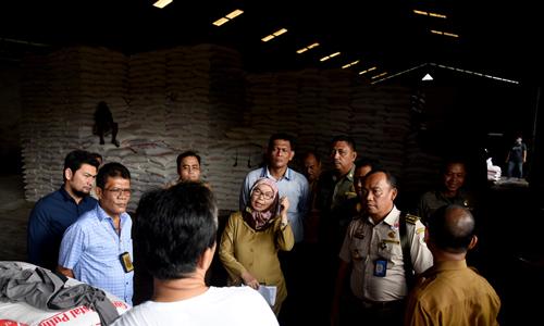 Sidak Gudang Bawang Putih dan Gula, Sabrina Minta Pedagang Tidak Naikkan Harga