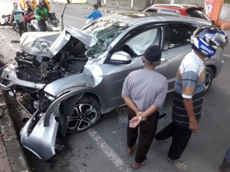 Tabrak Pohon di Jalan Adam Malik, Mobil BRV Ringsek