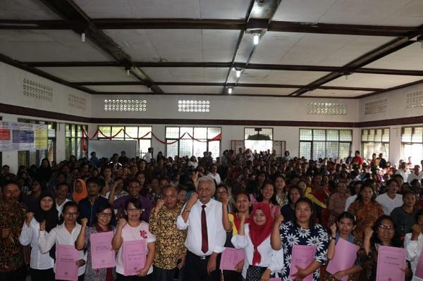 Bupati Toba Serahkan SK Tenaga Kontrak Guru dan Tenaga Administrasi di Kabupaten Toba