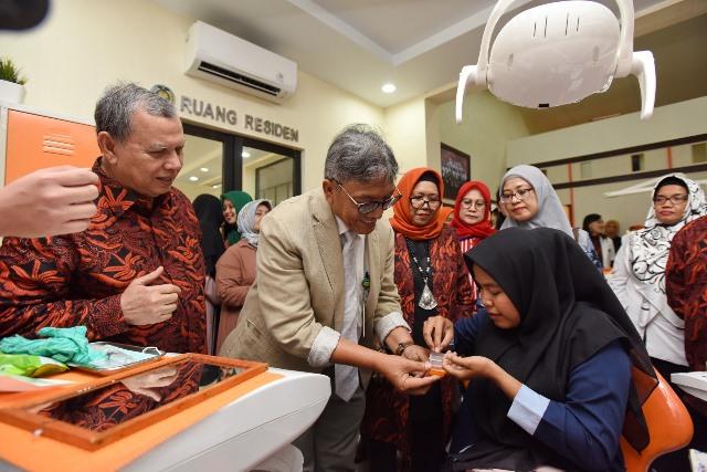 Resmikan Klinik PPDGS, Wakil Rektor IV USU Pasangkan Mata Tiruan untuk Pasien